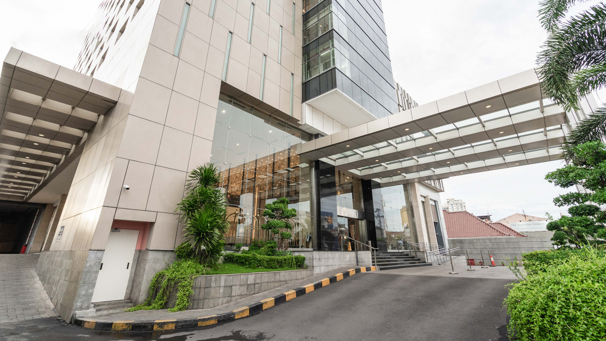 Gumaya Tower Hotel entrance